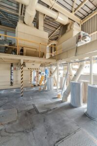 odsávání a filtrace prachu, dřevěných pilin a jiných pevných částic z pásových dopravníků a redlerů